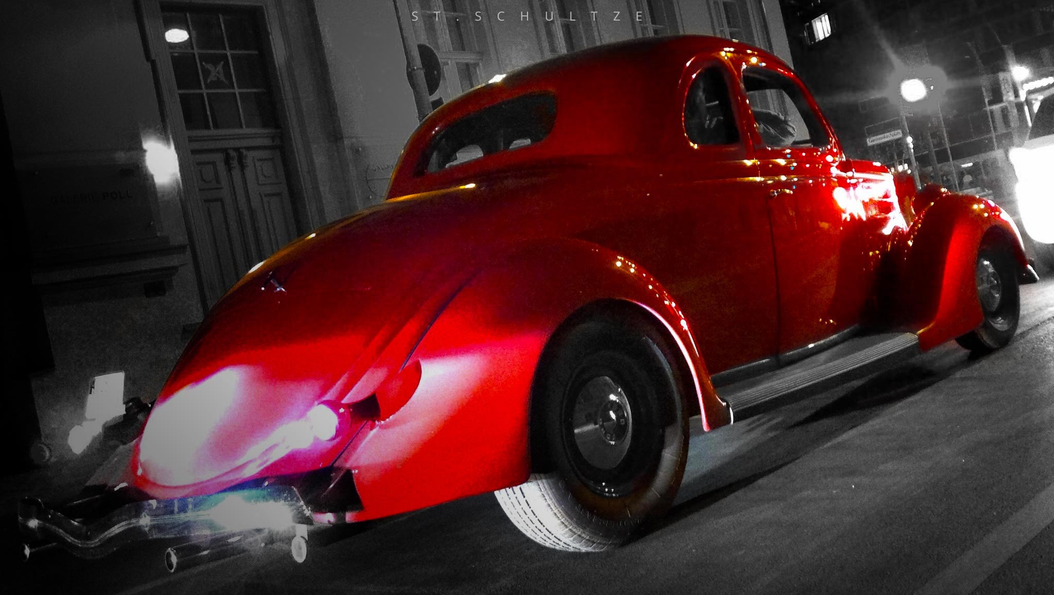 Streetphotography moment - cool sound and a surely old vehicle, one pic of the moment and the hotrod was gone.