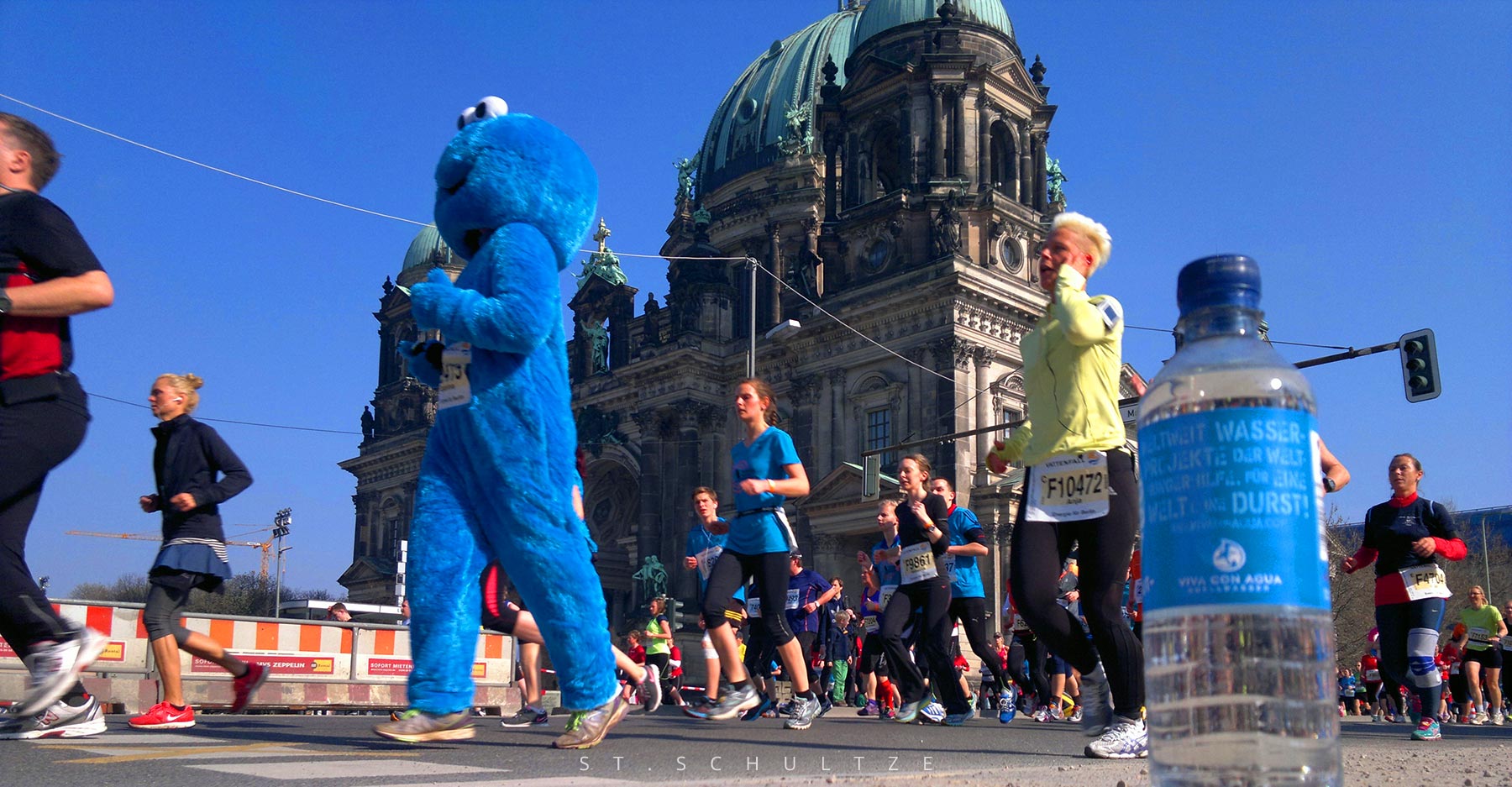 Berlin Dome meets cookiemonster seamstreet vibes meets Berlin marathon - iconic architecture with some Sesamestreet Sesammstrasse sportswear vibes. Sportphotography. Berlin sports